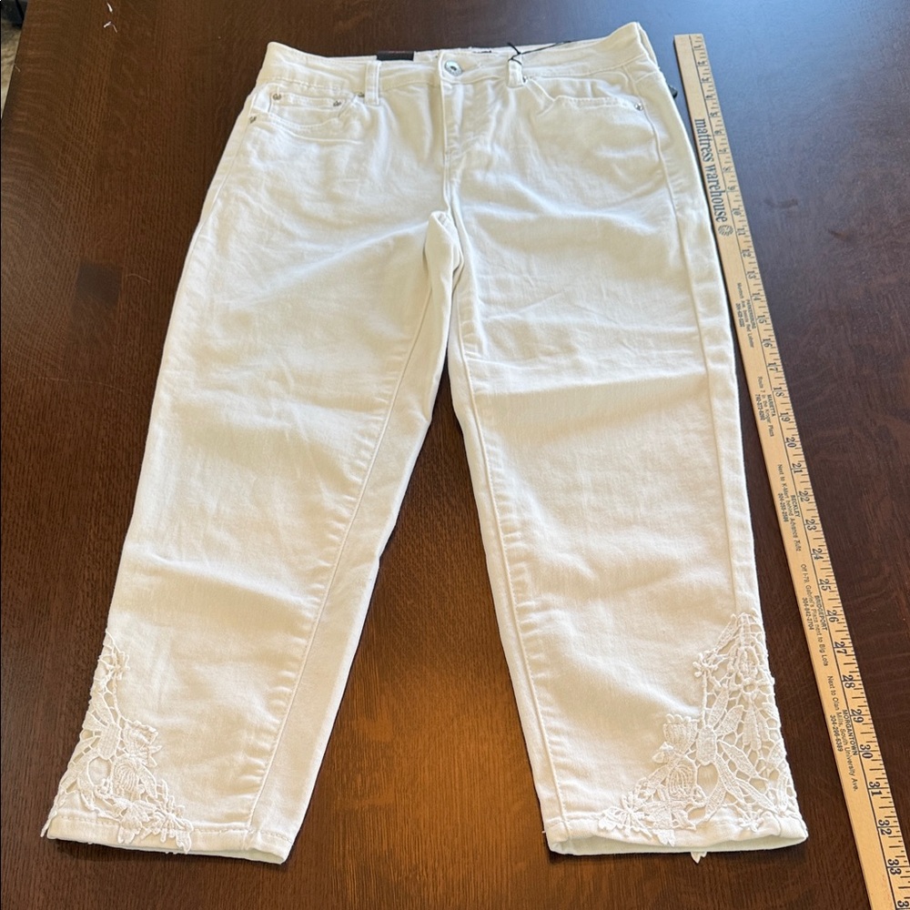 Earl Jeans White Cropped Jeans with Lace Embroidery. Womens size 6. - Picture 13 of 16